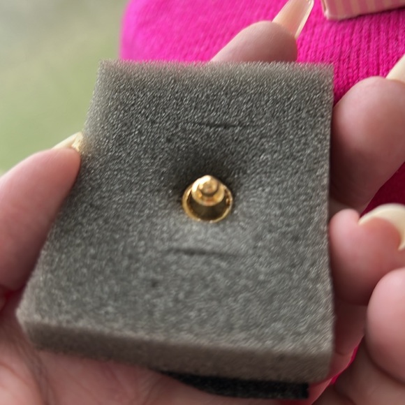 Breast cancer ribbon pin from Avon - Picture 4 of 4